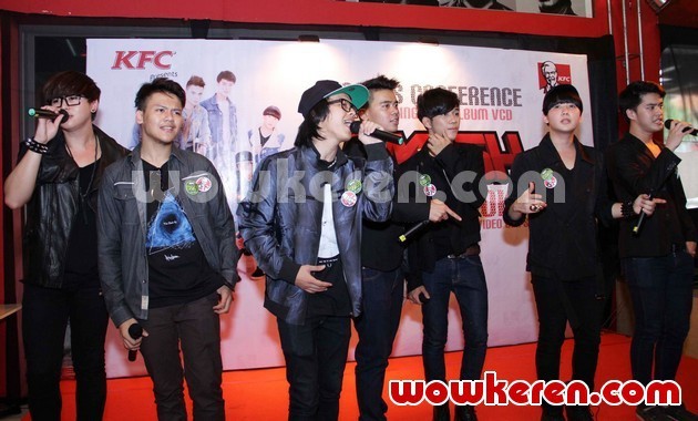 Gambar Foto SM*SH Saat Mempromosikan VCD Karaoke