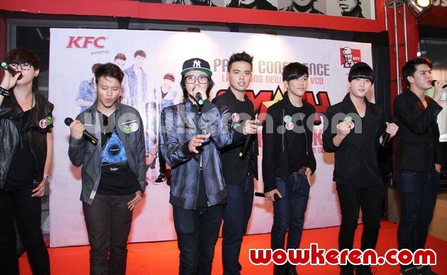 Gambar Foto SM*SH Saat Mempromosikan VCD Karaoke