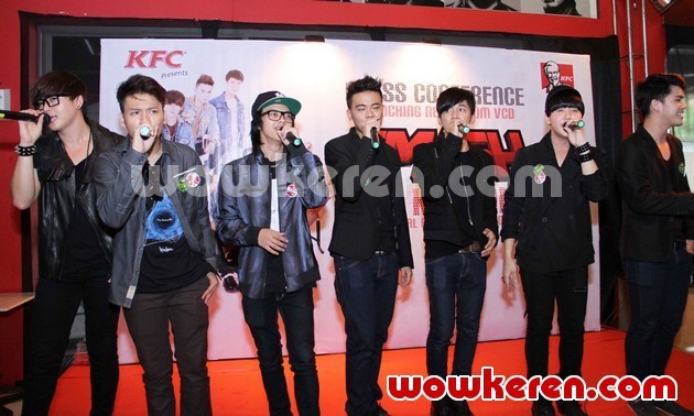 Gambar Foto SM*SH Saat Mempromosikan VCD Karaoke