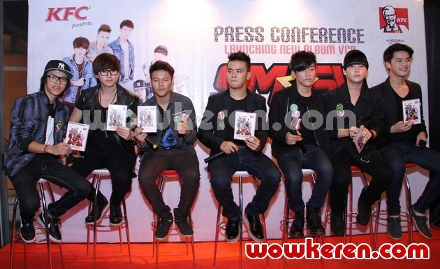 Gambar Foto SM*SH Saat Mempromosikan VCD Karaoke