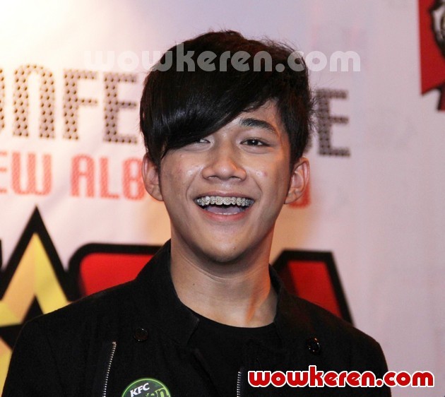 Gambar Foto Dicky M Prasetya Personil SM*SH Saat Mempromosikan VCD Karaoke