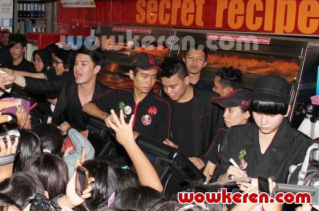 Gambar Foto SM*SH Saat Mempromosikan VCD Karaoke