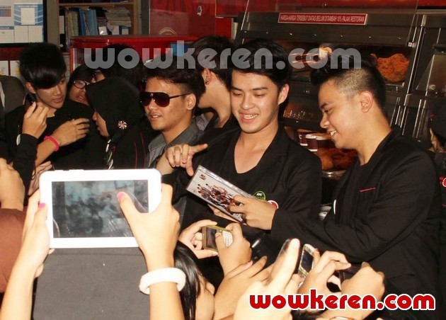 Gambar Foto SM*SH Saat Mempromosikan VCD Karaoke