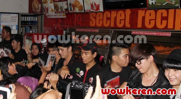 Gambar Foto SM*SH Saat Mempromosikan VCD Karaoke