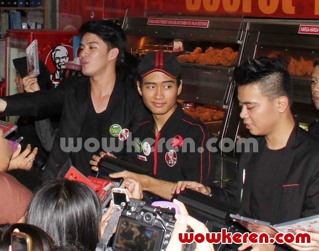 Gambar Foto SM*SH Saat Mempromosikan VCD Karaoke