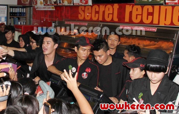 Gambar Foto SM*SH Saat Mempromosikan VCD Karaoke