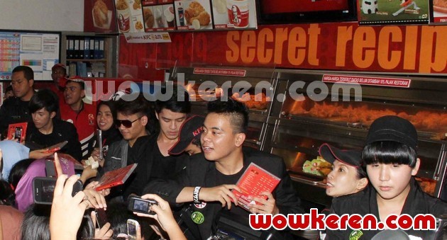 Gambar Foto SM*SH Saat Mempromosikan VCD Karaoke