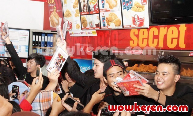Gambar Foto SM*SH Saat Mempromosikan VCD Karaoke