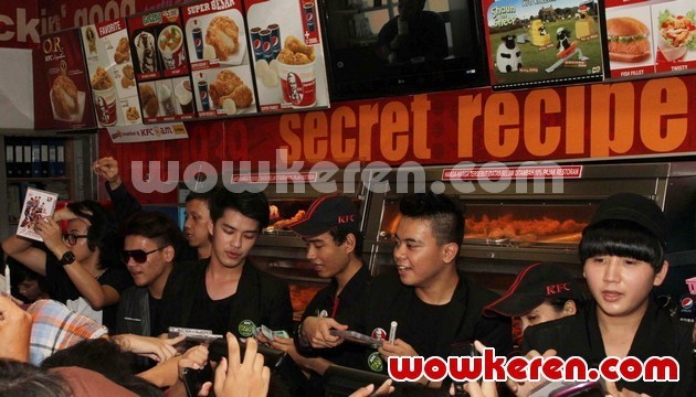 Gambar Foto SM*SH Saat Mempromosikan VCD Karaoke