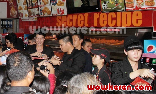 Gambar Foto SM*SH Saat Mempromosikan VCD Karaoke