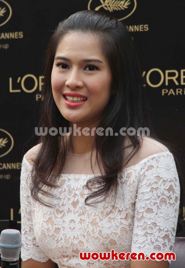 Gambar Foto Dian Sastro Saat Mengungkapkan Pengalaman di Festival Film Cannes 2012