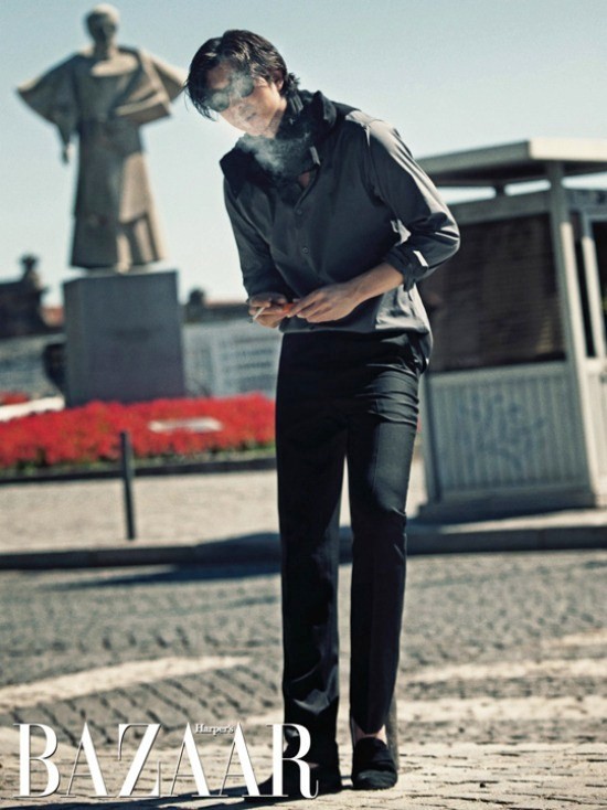 Gambar Foto Gong Yoo Berpose Untuk Majalah Harper's Bazaar