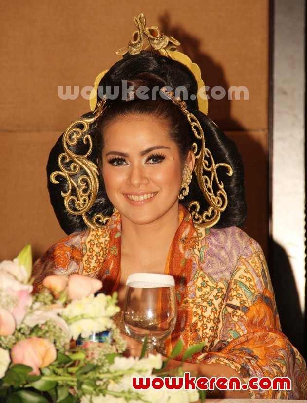 Gambar Foto Olla Ramlan di Acara Live Painting Batik Kudus Agnes Budhisurya