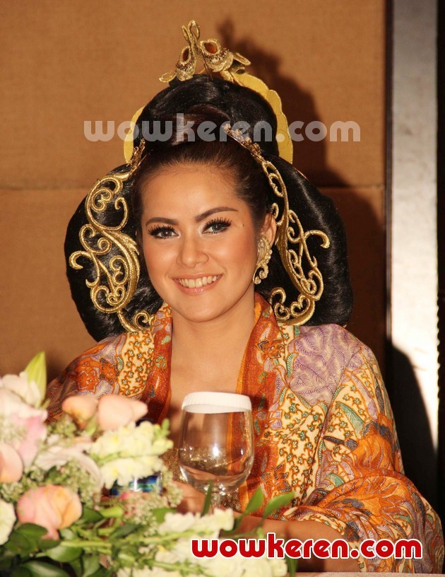 Gambar Foto Olla Ramlan di Acara Live Painting Batik Kudus Agnes Budhisurya