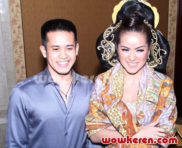 Gambar Foto Olla Ramlan dan Aufar Hutapea di Acara Live Painting Batik Kudus Agnes Budhisurya