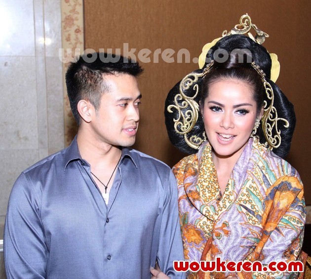 Gambar Foto Olla Ramlan dan Aufar Hutapea di Acara Live Painting Batik Kudus Agnes Budhisurya