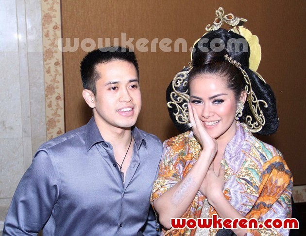 Gambar Foto Olla Ramlan dan Aufar Hutapea di Acara Live Painting Batik Kudus Agnes Budhisurya