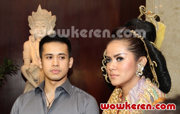 Gambar Foto Olla Ramlan dan Aufar Hutapea di Acara Live Painting Batik Kudus Agnes Budhisurya