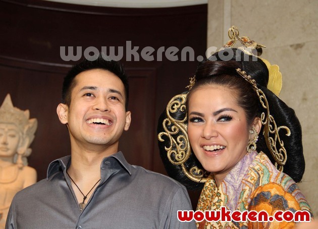 Gambar Foto Olla Ramlan dan Aufar Hutapea di Acara Live Painting Batik Kudus Agnes Budhisurya