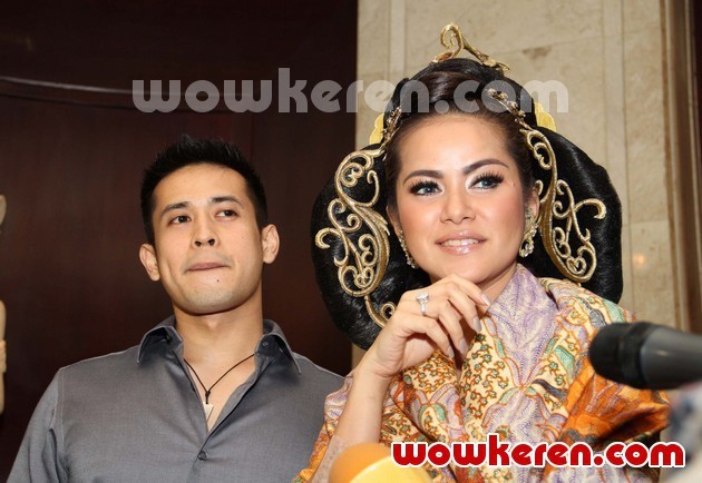Gambar Foto Olla Ramlan dan Aufar Hutapea di Acara Live Painting Batik Kudus Agnes Budhisurya