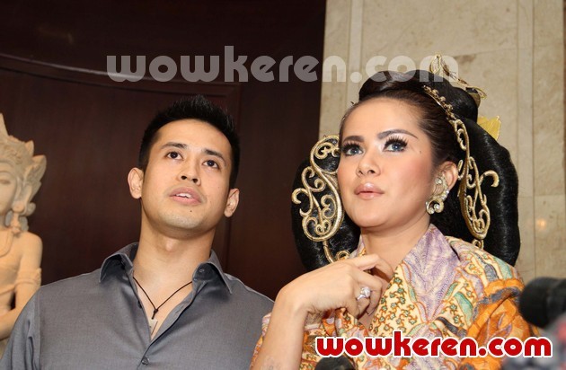Gambar Foto Olla Ramlan dan Aufar Hutapea di Acara Live Painting Batik Kudus Agnes Budhisurya