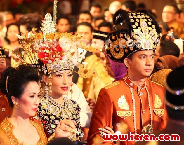Foto Ayu Dewi dan Regi Datau Menggelar Resepsi Pernikahan - Foto 2 dari 98