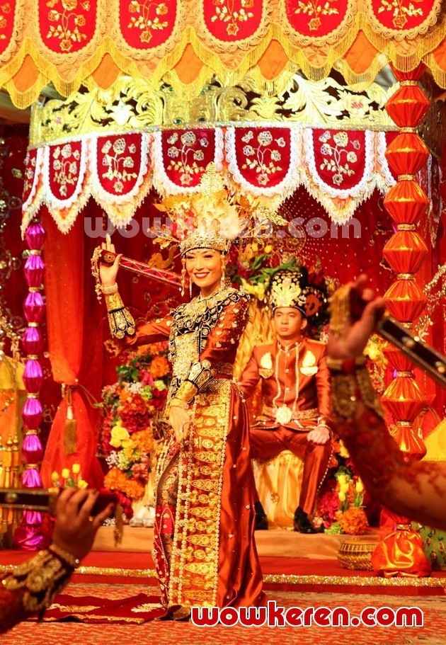 Gambar Foto Ayu Dewi  Membawakan Tari Tidi di Resepsi Pernikahannya