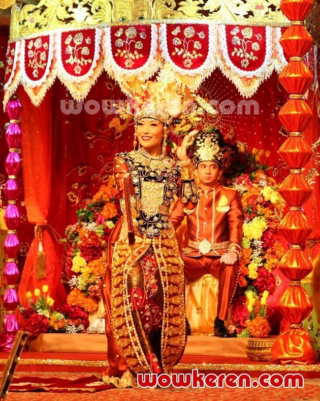 Gambar Foto Ayu Dewi  Membawakan Tari Tidi di Resepsi Pernikahannya