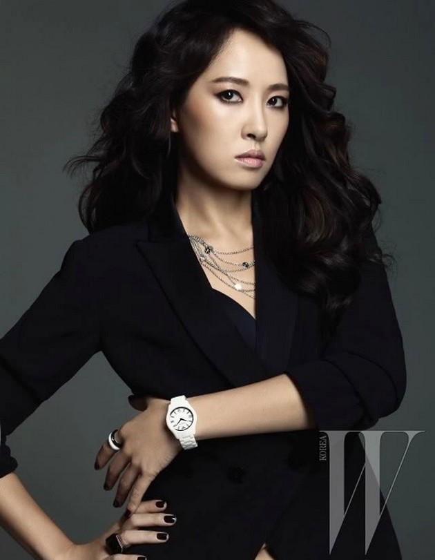 Gambar Foto Kim Sun Ah Berpose Untuk 'W Korea Magazine'