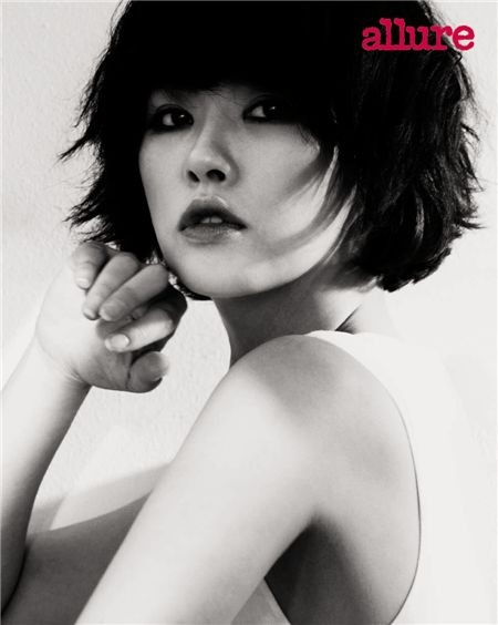 Gambar Foto Kim Sun Ah Dengan Konsep Hitam Putih di Majalah Allure