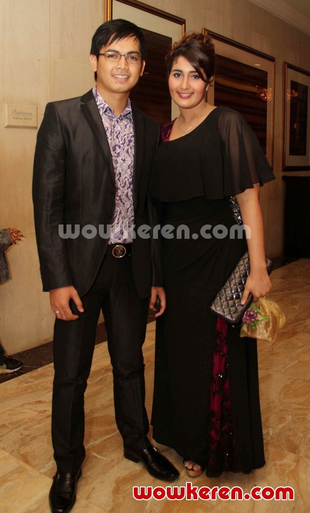 Gambar Foto Tommy Kurniawan dan Istri di Resepsi Pernikahan Ayu Dewi