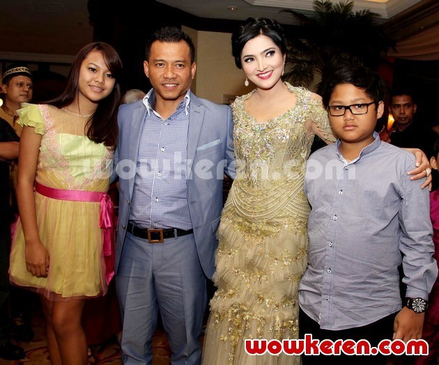Gambar Foto Anang Hermansyah dan Keluarga di Resepsi Pernikahan Ayu Dewi