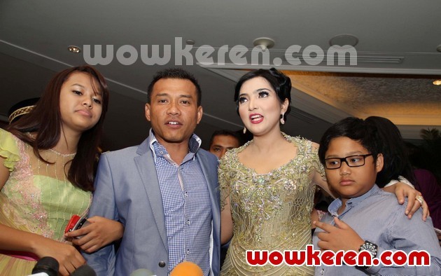 Gambar Foto Anang Hermansyah dan Keluarga di Resepsi Pernikahan Ayu Dewi