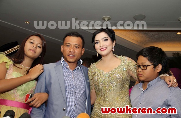 Gambar Foto Anang Hermansyah dan Keluarga di Resepsi Pernikahan Ayu Dewi