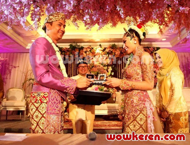 Gambar Foto Prosesi Akad Nikah Ayu Dewi dan Regi Datau