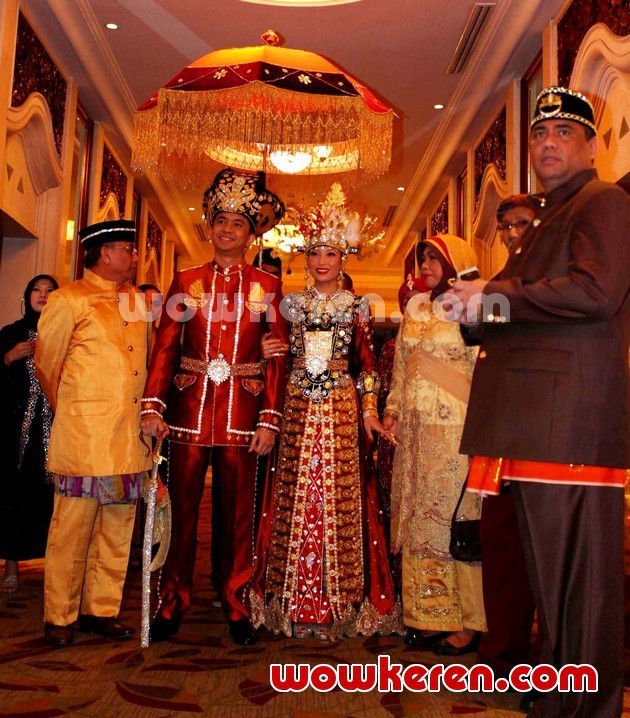 Gambar Foto Ayu Dewi dan Regi Datau Menggelar Resepsi Pernikahan