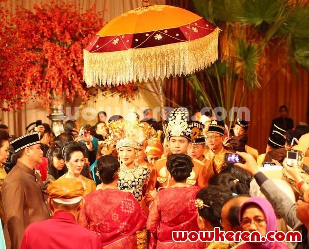 Gambar Foto Ayu Dewi dan Regi Datau Menggelar Resepsi Pernikahan