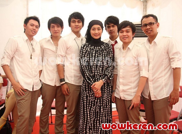 Gambar Foto Desy Ratnasari dan Alendra Band Saat Ditemui di Gerebek Nusantara