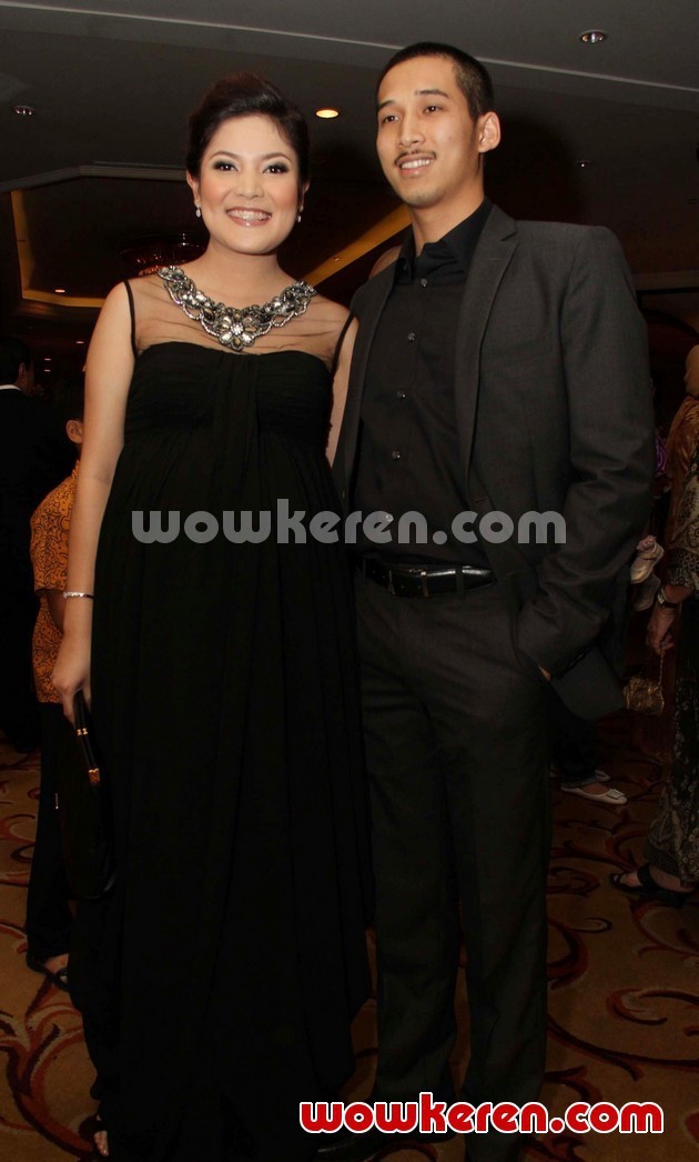 Gambar Foto Nindy dan Suami di Resepsi Pernikahan Ayu Dewi