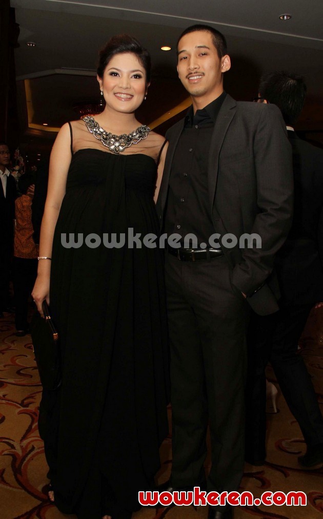Gambar Foto Nindy dan Suami di Resepsi Pernikahan Ayu Dewi