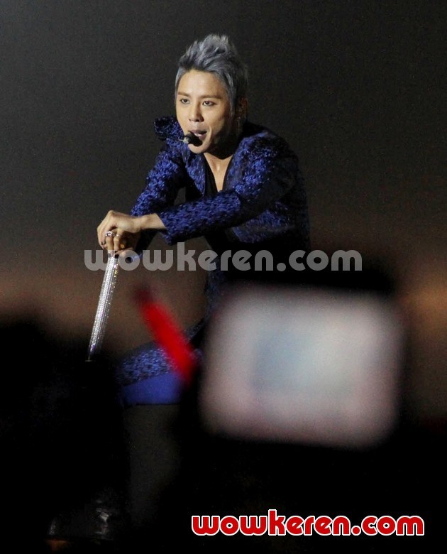 Gambar Foto Xiah Junsu Saat Menyanyikan 'Breath' di Konser Tarantallegra