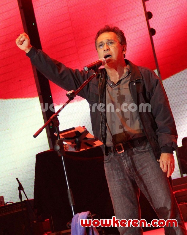 Gambar Foto Aksi Iwan Fals di JIExpo Music Concert, Jakarta Fair 2012