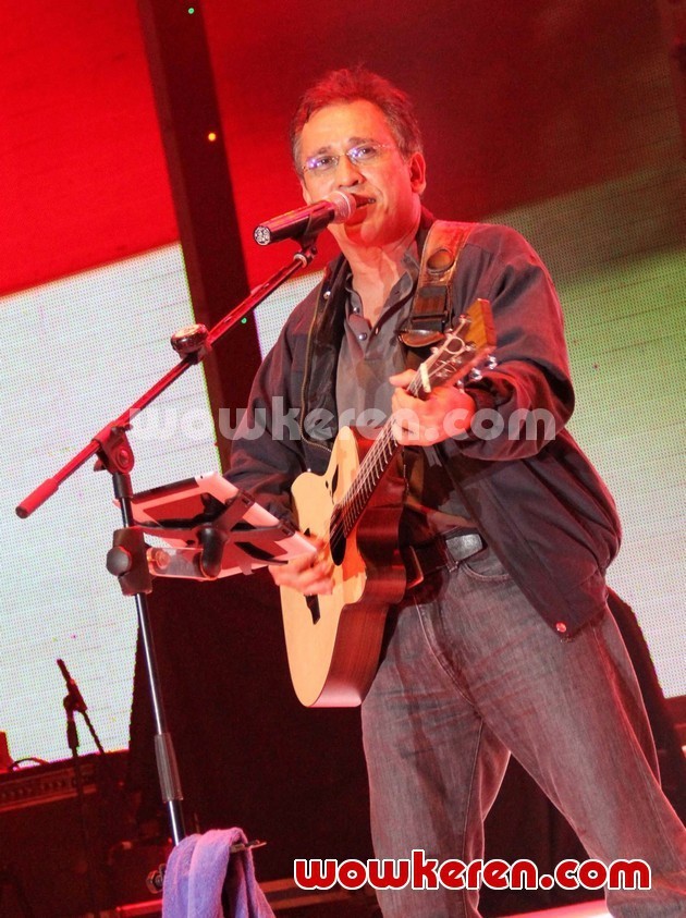 Gambar Foto Aksi Iwan Fals di JIExpo Music Concert, Jakarta Fair 2012