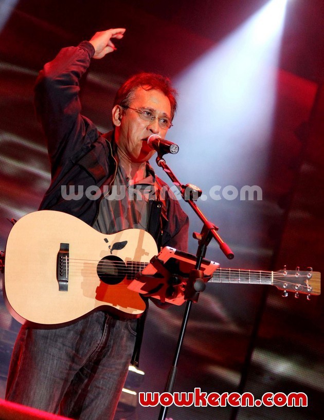 Gambar Foto Aksi Iwan Fals di JIExpo Music Concert, Jakarta Fair 2012