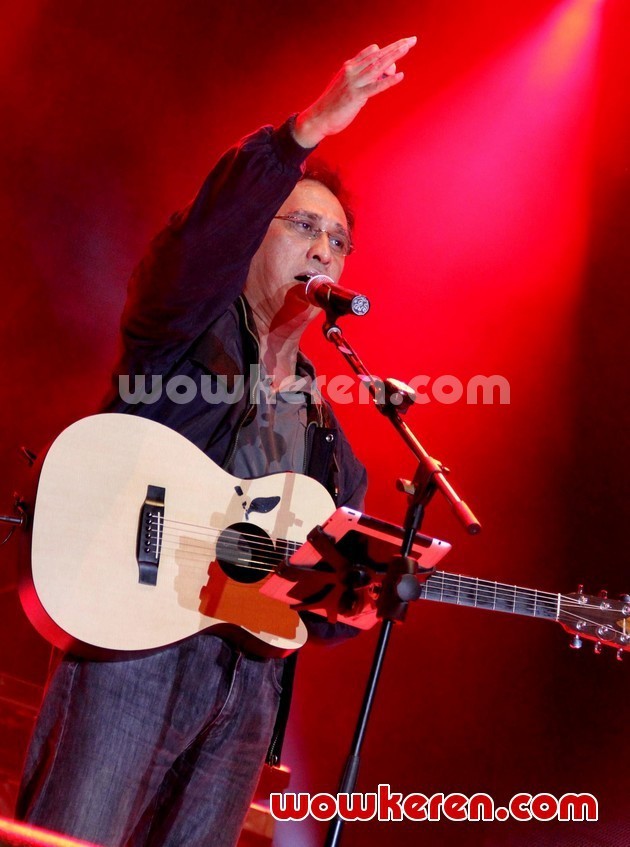Gambar Foto Aksi Iwan Fals di JIExpo Music Concert, Jakarta Fair 2012