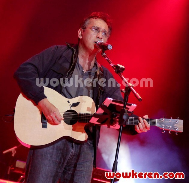 Gambar Foto Aksi Iwan Fals di JIExpo Music Concert, Jakarta Fair 2012