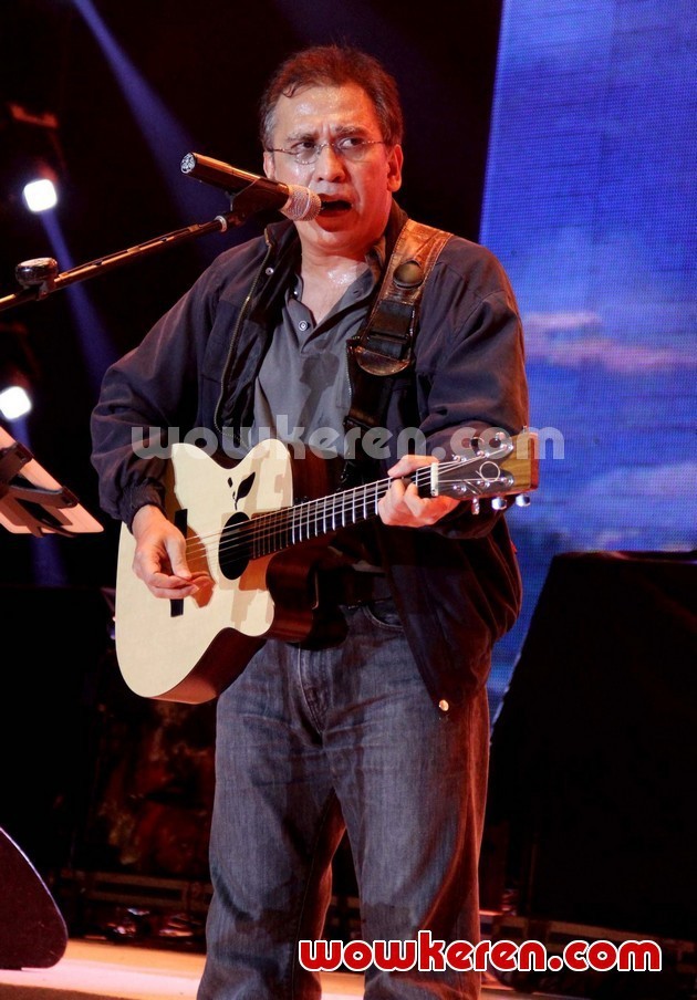 Gambar Foto Aksi Iwan Fals di JIExpo Music Concert, Jakarta Fair 2012