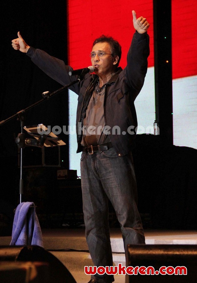 Gambar Foto Aksi Iwan Fals di JIExpo Music Concert, Jakarta Fair 2012