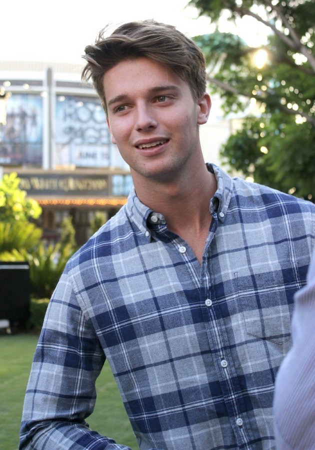 Gambar Foto Patrick Schwarzenegger Saat Launching Project 360