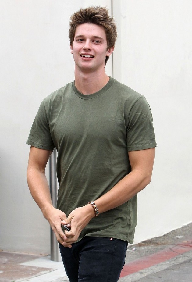 Gambar Foto Patrick Schwarzenegger Saat Ditemui di Cafe Roma